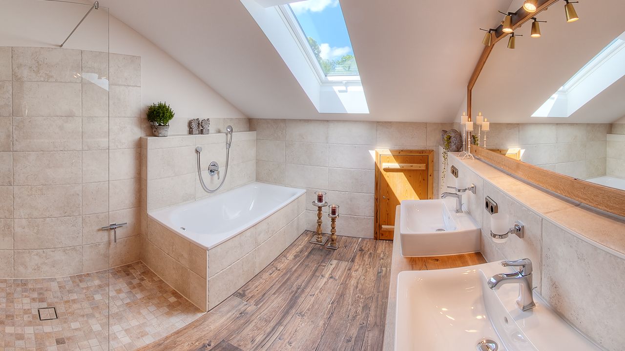 Bad I mit Badewanne, Dusche und Waschtisch Bad I mit Badewanne, Dusche und Waschtisch